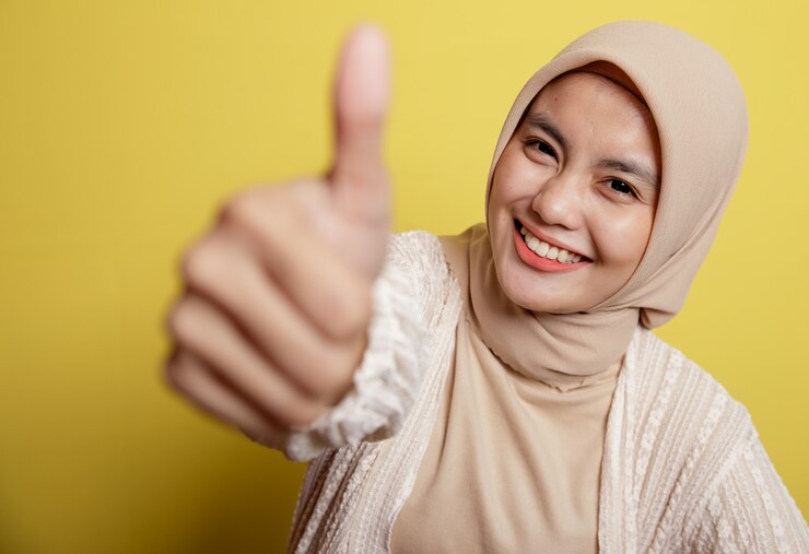 young-hijab-woman-showing-thumb-up-isolated-yellow-wall_8595-22515